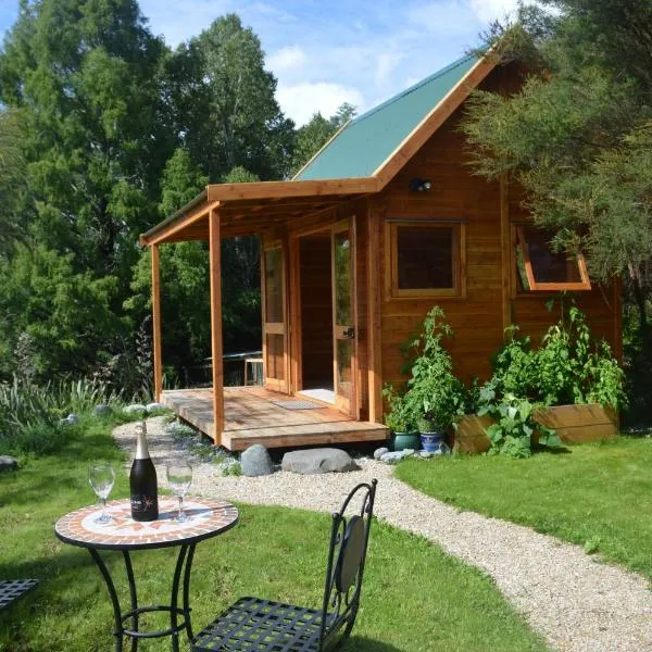 Sunrise Cabin at First Light Rangihaeata Retreat, hotel v destinaci Takaka
