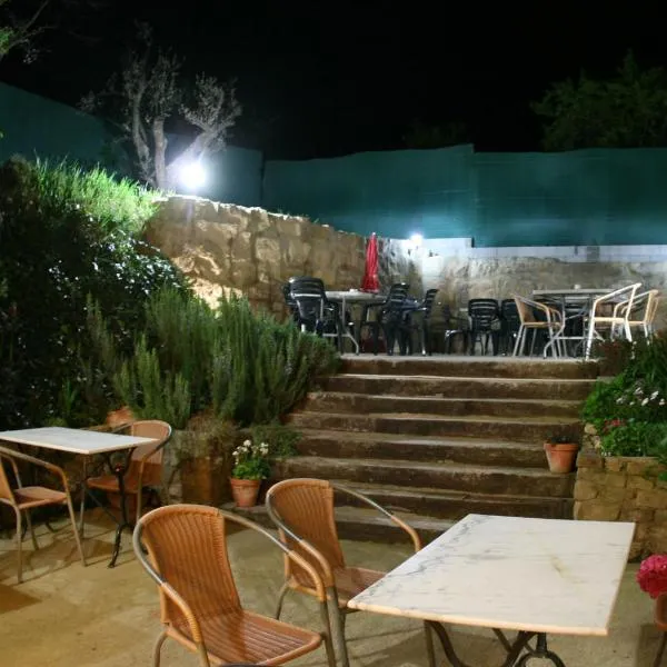 Hostal La Fuente, מלון בBuera