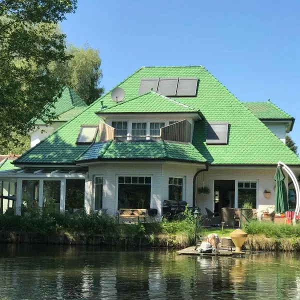 Moderne Maisonette-Wohnung am Karpfenteich; modern Apartment with view of the carp pond، فندق في Barmstedt