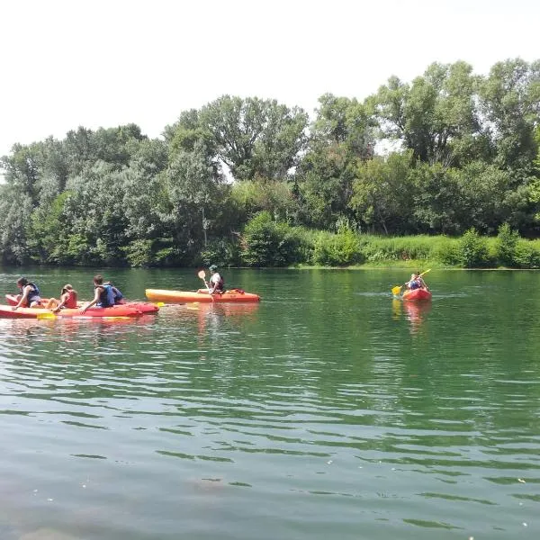 Camping Paradis Bellerive, hotel in Montfrin