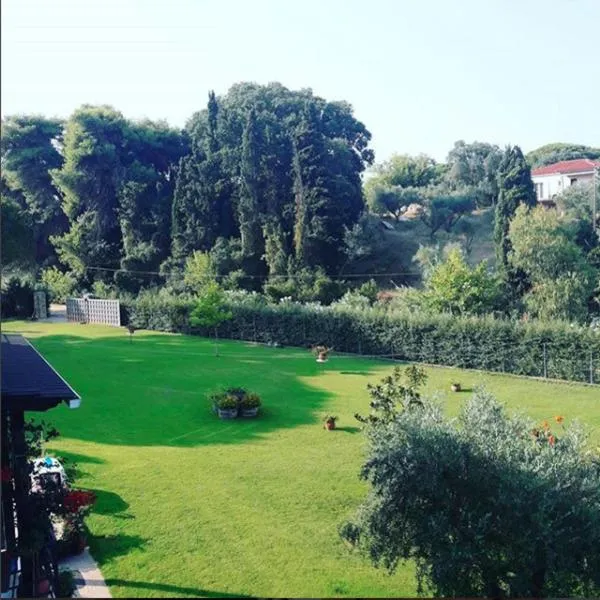 A house between Ancient Olympia and the Ionian Sea، فندق في Levendokhórion