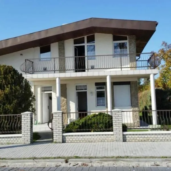 Fenyves Villa, hotell i Balatonfenyves