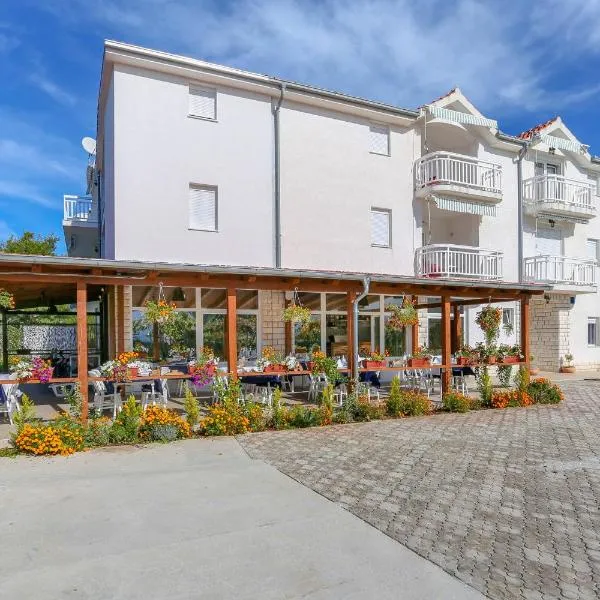 Apartments Lola, hotel v Rogoznici