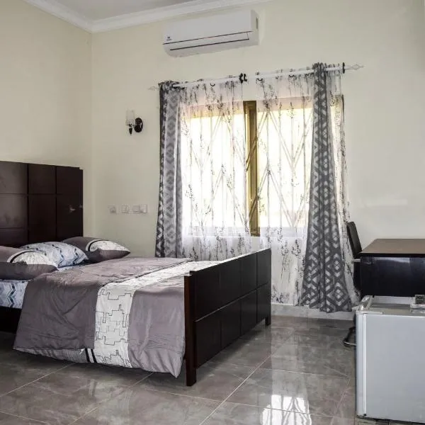 3A's Guest House، فندق في Akosombo