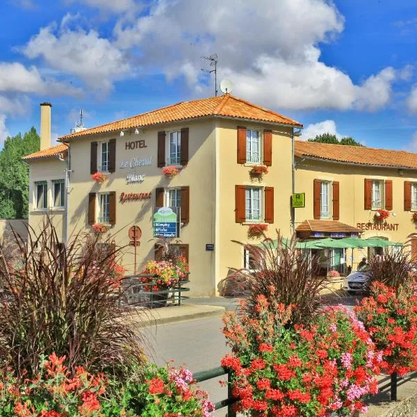 Logis Hôtel & Restaurant Le Cheval Blanc et Clovis, hotel v destinácii Vouillé
