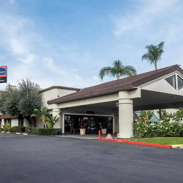 Howard Johnson by Wyndham Fullerton/Anaheim Conference Cntr, hotel en Fullerton