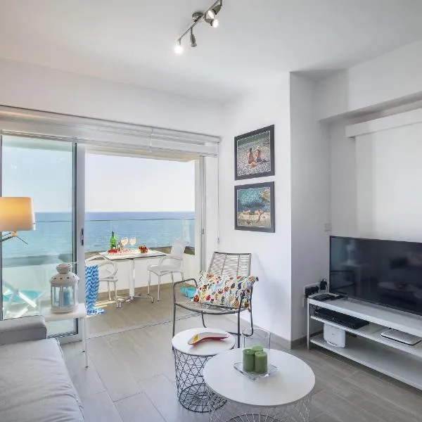 Mackenzie Zoe Seafront Suite, хотел в Ларнака