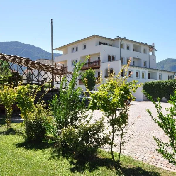 Hotel Teutschhaus, ξενοδοχείο σε Cortina Sulla Strada Del Vino