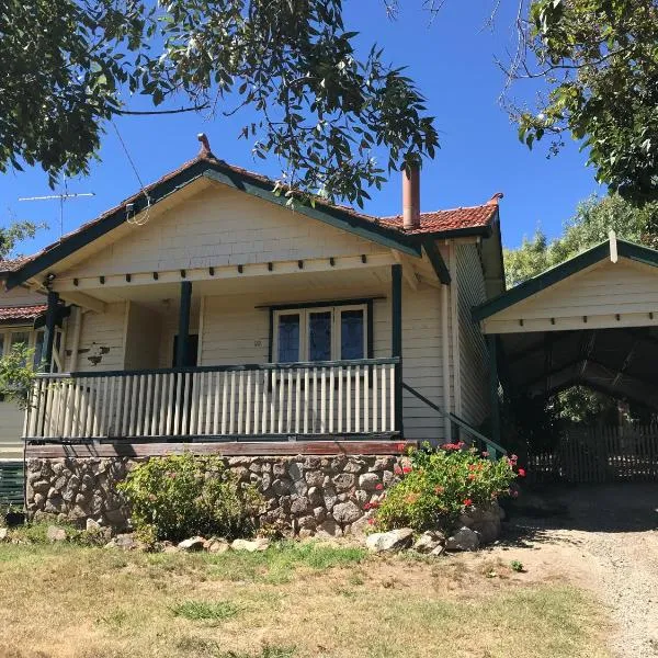 Cherry Blossom Cottage - Beechworth-Getaways, hotel in Beechworth