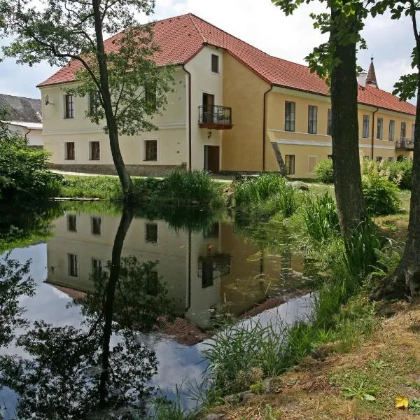 Zámek Jindřichovice، فندق في Krutěnice