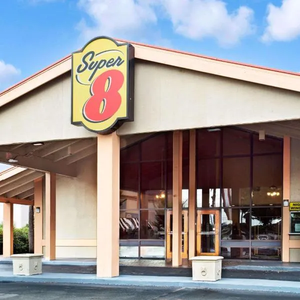 Super 8 by Wyndham Kissimmee/Maingate/Orlando Area, hotel in Sheraton Lakeside Inn Heliport