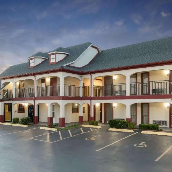 Travelodge Inn & Suites by Wyndham Norman, hotel a Norman