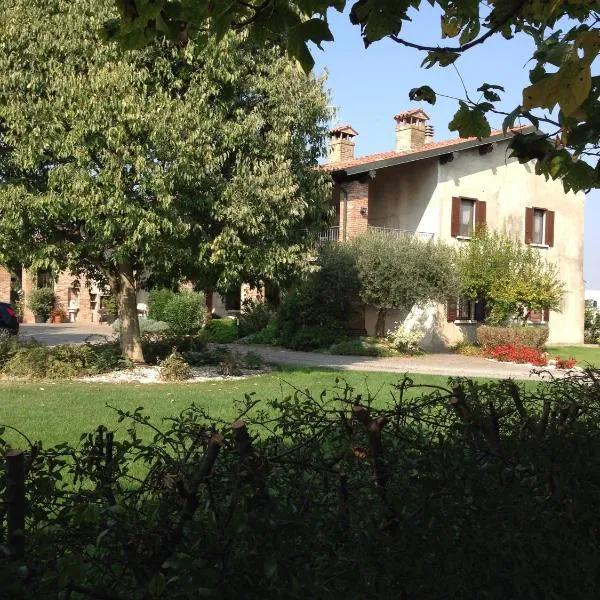 Le Rondini, hotel in Dello