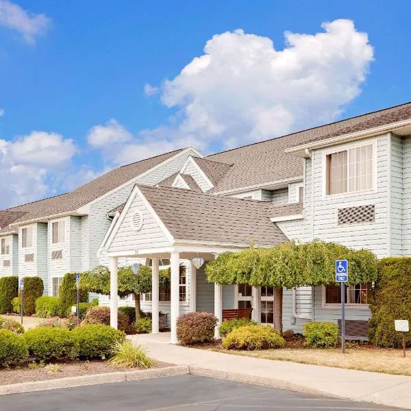 Microtel Inn & Suites by Wyndham Wellsville, hotel in Alfred