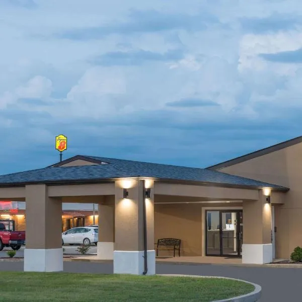 Super 8 by Wyndham Charleston Sikeston East MO、Charlestonのホテル