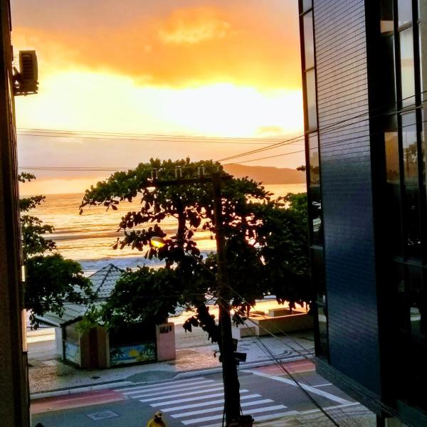 Apê Beira Mar Balneário Camboriú Pé na Areia próximo a Roda gigante Com Churrasqueira e garagem de fácil acesso