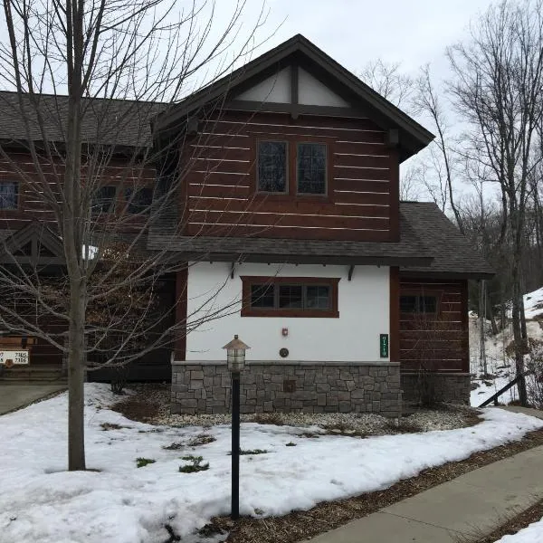 Boyne Mountain Creekside Condo, hotel di Boyne Falls