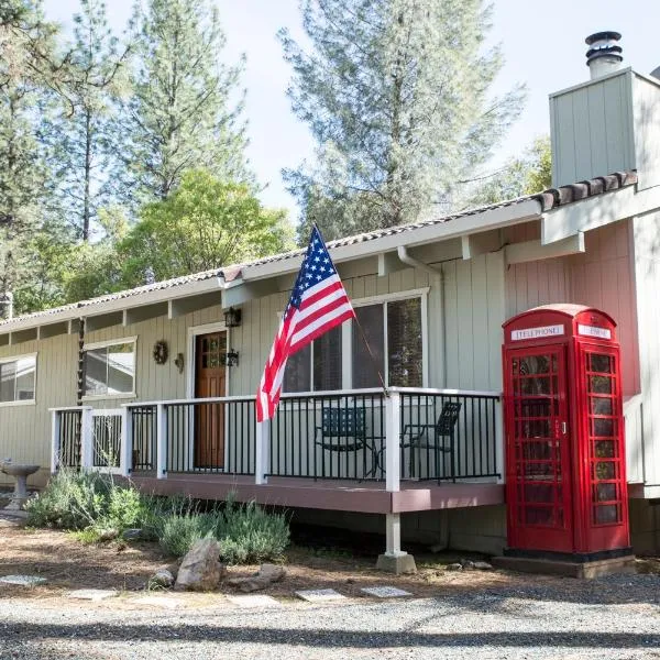 Lovely Mountain Lake Chalet by Yosemite: Equipped!, hotel v destinaci Groveland