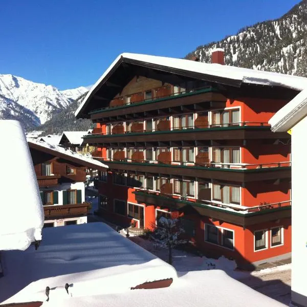 Hotel Tiroler Adler - bed and breakfast, khách sạn ở Waidring