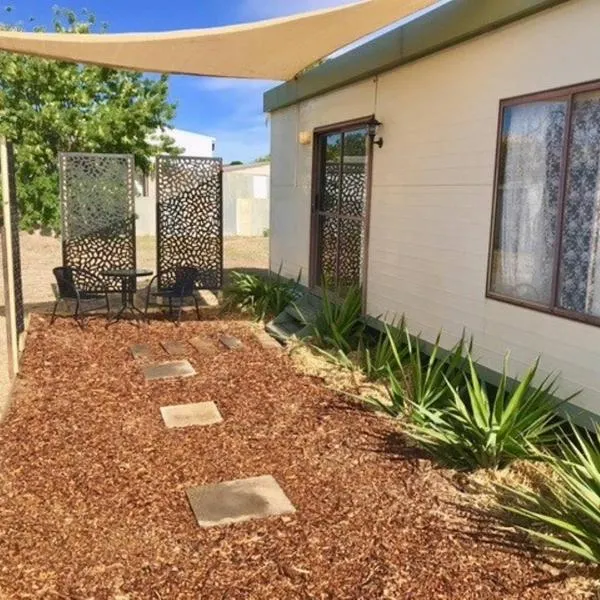 Cute Private Studio Flat with AIRCON!, hotel sa Hay