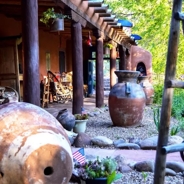 Adobe and Pines Inn Bed and Breakfast, hotel v destinaci Taos