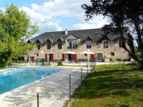Logis Hôtel Auberge de Cartassac, hotel v destinaci Sarrazac