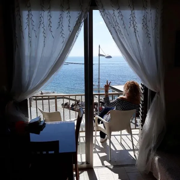 777 Beach Guesthouse, hotel v destinaci Paphos City