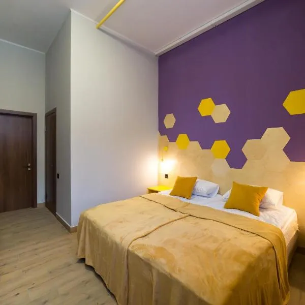 HOTEL Bee Station, hotel in Kyiv