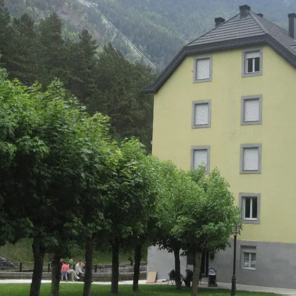 Albergue Turístico Rio Aragon, hotel en Estación de Canfranc