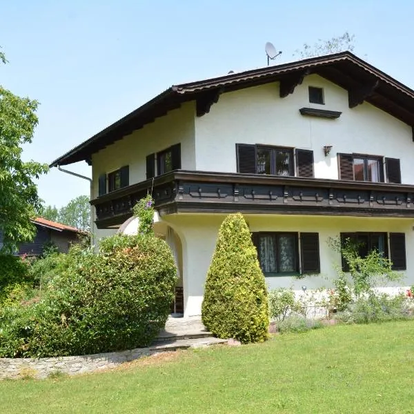 Haus mit Garten, hotel i Eugendorf