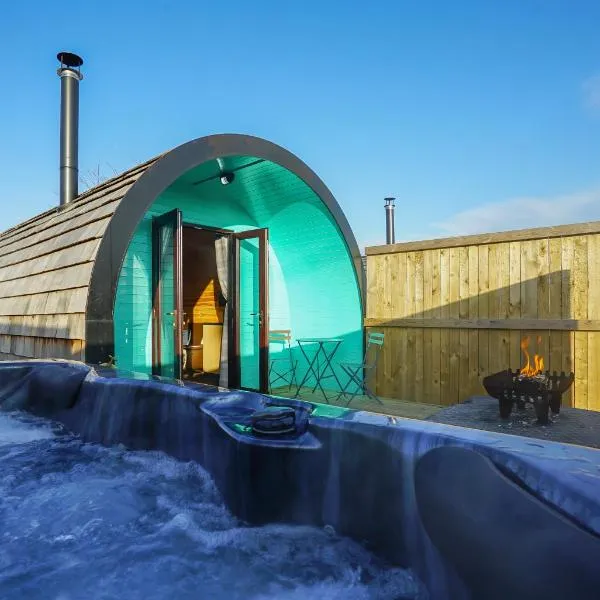Deluxe Glamping Pod with Hot Tub, hotel in Weaverham
