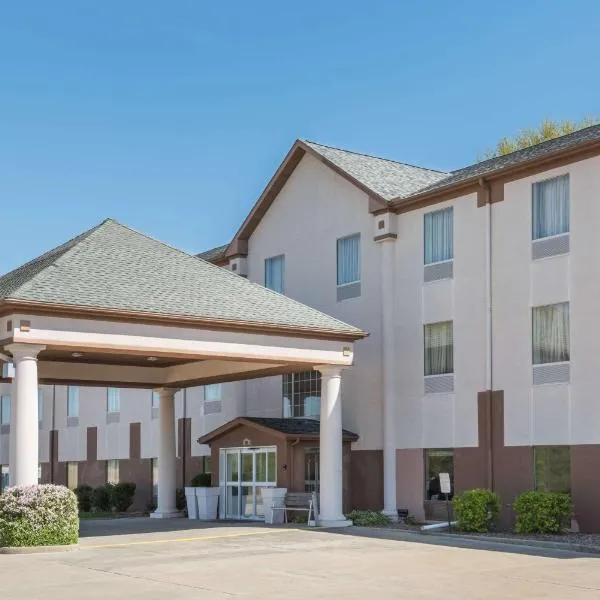 Seasons Inn & Suites Highland, hotel di Jamestown