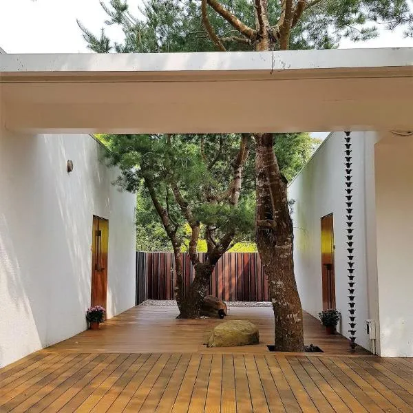 Aroundthetree Hermitage, hotel v destinaci Shitan