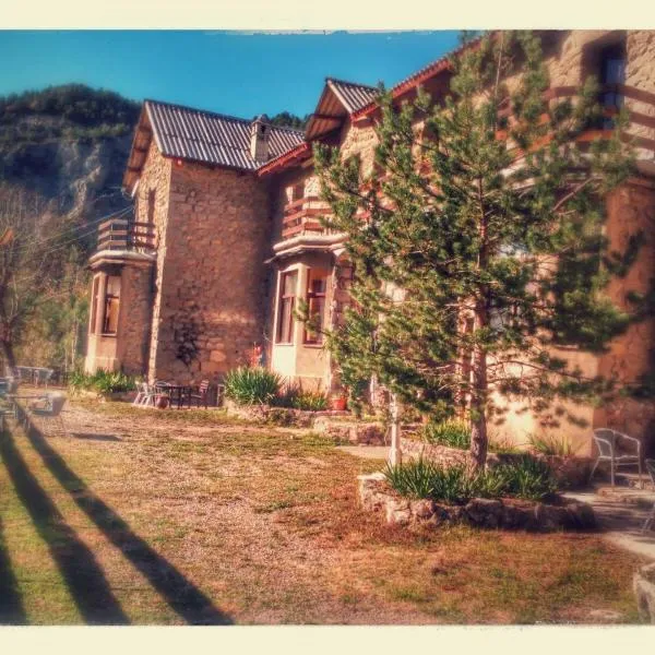 Refugi Quatre Cases, hotel in Guardiola de Berguedà