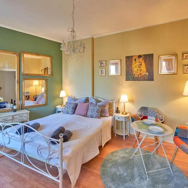 Old City Romantic Studio with FREE private parking, hotel a Pula