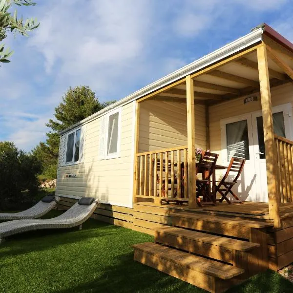 Mobile homes-Slanica, hotel in Murter