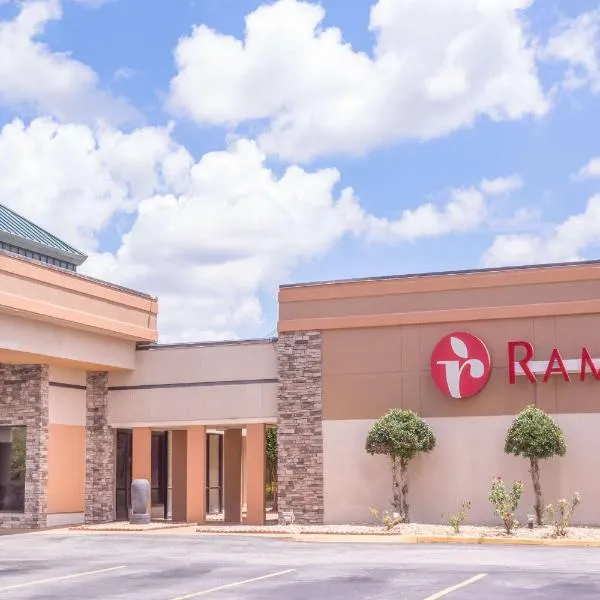 Ramada by Wyndham Macon、Lakeviewのホテル