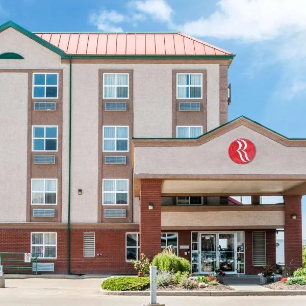 Ramada by Wyndham Sherwood Park, отель в городе Шервуд Парк