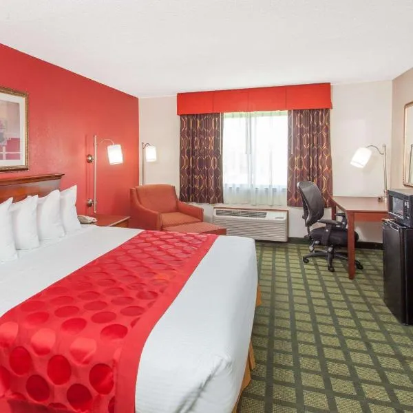 Ramada Limited Decatur, hotel di Forsyth
