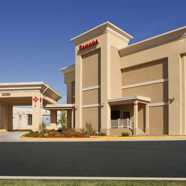 Ramada by Wyndham Tulsa, hotell i Tulsa