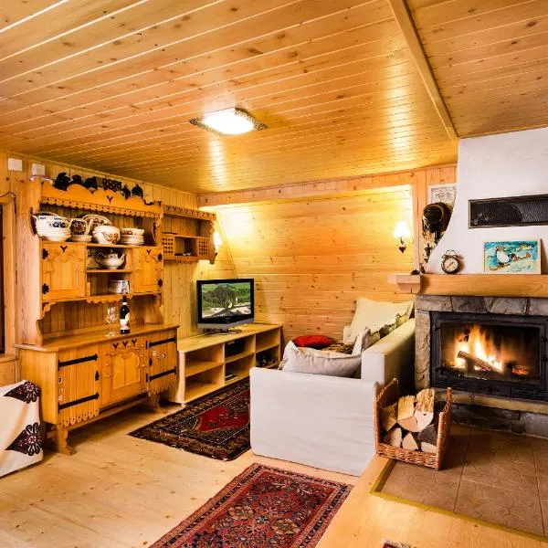 Domek z duszą i kominkiem w sercu Gorców w Łopusznej , przyjmujemy psy bezpłatnie,duży ogrodzony ogród, Hotel in Łopuszna