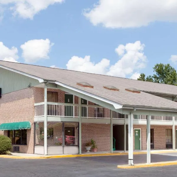 Days Inn by Wyndham Columbia NE Fort Jackson, hotell i Columbia