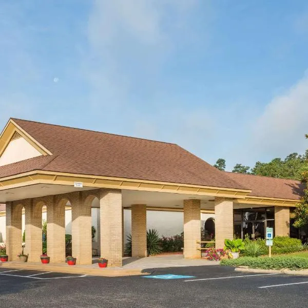 Days Inn & Conf Center by Wyndham Southern Pines Pinehurst, готель у місті Сатерн-Пайнз