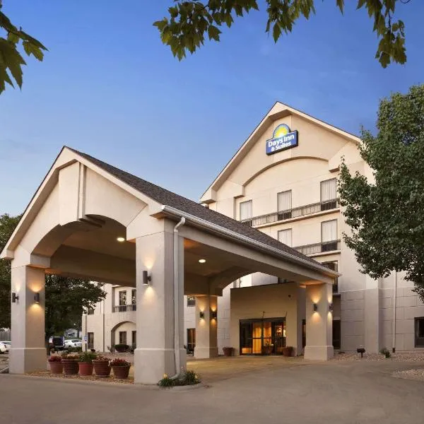 Days Inn & Suites by Wyndham Cedar Rapids, hotel in Marion
