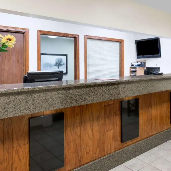 Days Inn & Suites by Wyndham Des Moines Airport, khách sạn ở Millman