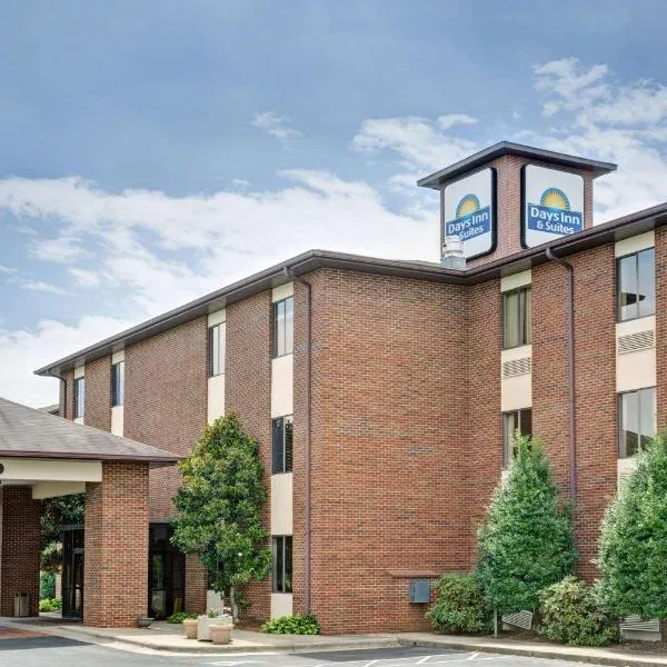 Days Inn & Suites by Wyndham Hickory, hotel in Lenoir