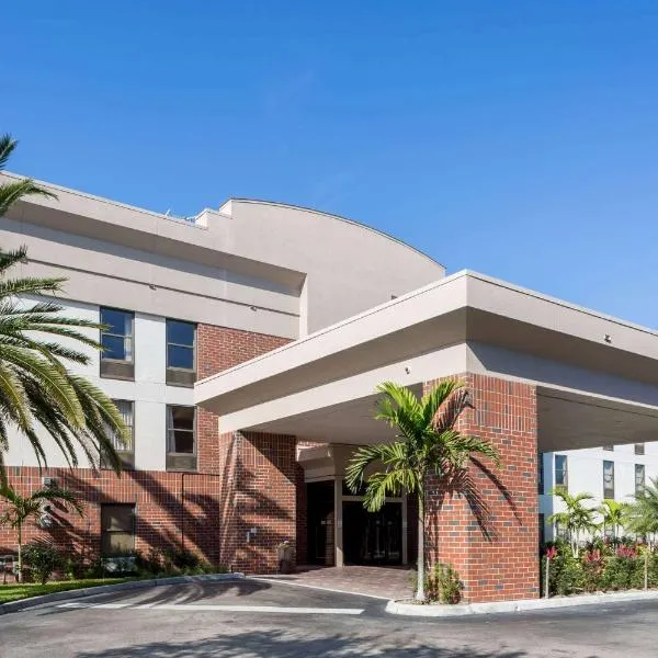 Days Inn & Suites by Wyndham Fort Myers Near JetBlue Park, отель в Форт-Майерсе