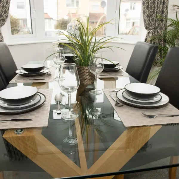 Oxford Spacious 3 Bed Headington House Sleeps 5 - FREE PARKNG For 2 Vehicles - Large Garden, hotel in Oxford