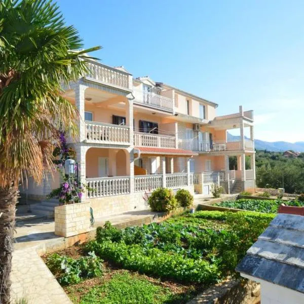 Apartments Miro, hotel v destinaci Grebaštica