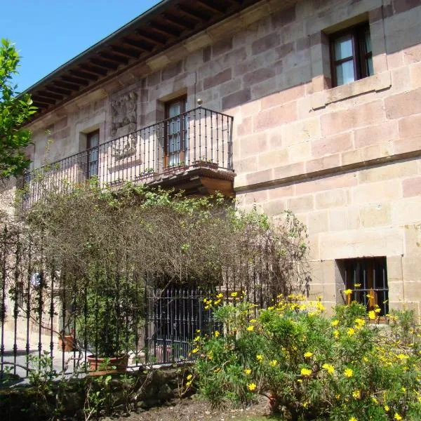 Casona De La Salceda, hótel í Treceño